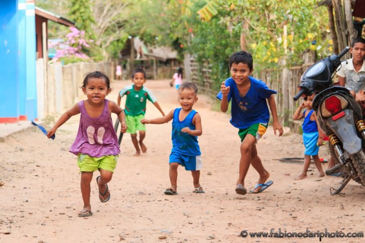 bambini a nacpan nelle filippine