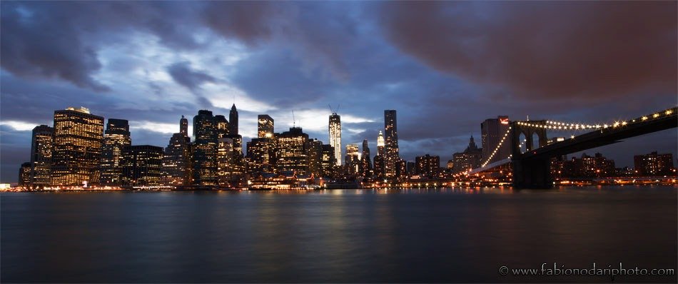 Manhattan e ponte di Brooklyn di notte