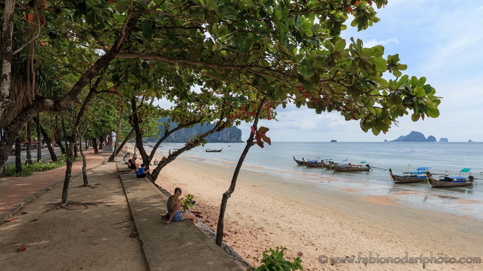 spiaggia di ao nang a krabi in thailandia